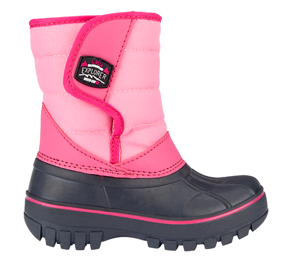 En robust, lyserød børnestøvle designet til vinterleg. Overdelen er lavet af polstret, vandafvisende tekstil i to nuancer af pink, mens sålen er kraftig sort gummi med dybe mønstre for godt greb. En bred velcrorem sikrer enkel lukning og justering. Støvlen har formentlig varmeforing og ridsefast kant, perfekt til sne, mudder og udendørs eventyr.