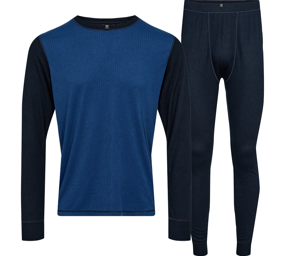 Langærmet sæt bestående af en tætsiddende trøje og matchende longjohns i ribstrikket materiale. Forsiden af trøjen er midnatsblå, mens ærmer og underdel er mørkere navy, hvilket giver et diskret, todelt udtryk. Den tætte pasform, ribstruktur og elastisk linning signalerer varme og bevægelsesfrihed, ideelt som svedtransporterende baselag under friluftstøj eller til afslappet komfort hjemme på kolde dage.