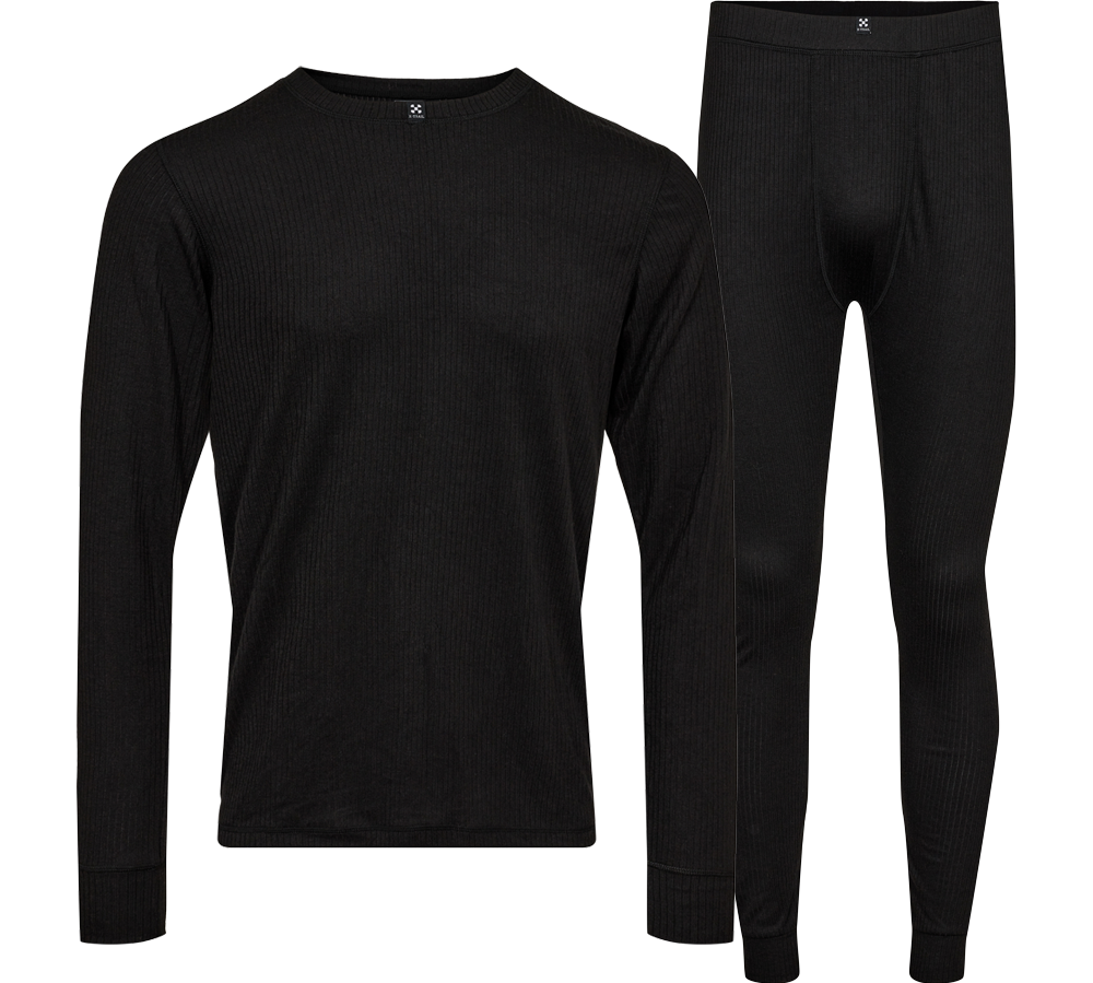 Et sort sæt undertøj bestående af en langærmet trøje og tætsiddende longjohns. Stoffet har en fin ribbet struktur, der giver fleksibilitet og tæt pasform, med ribkanter ved ærmer og ankler. Sættet fremstår minimalistisk og funktionelt — ideelt som lag-på-lag til kolde dage, til hverdagsbrug eller udendørs aktiviteter, hvor varme, bevægelsesfrihed og enkel komfort er i fokus.