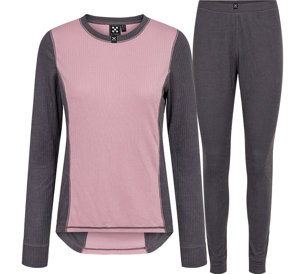 Dette to-delte termotøj består af en langærmet bluse og matchende leggings i ribstrikket stof. Forsiden har en lys rosa panel, mens ærmer, sidesøm og bukserne er mørkegrå, hvilket giver et moderne kontrastlook. Blusen har rund hals og forlænget ryg for ekstra dækning, og bukserne har elastisk talje. Sættet er designet til at være varmt og åndbart til vinteraktiviteter.