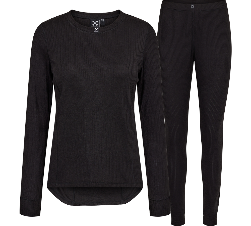 Sort sæt bestående af en ribstrikket, langærmet trøje med rund hals og et par tætsiddende leggings. Trøjen har let forlænget bagkant og ribdetaljer ved ærmerne, mens leggingsene har elastisk talje og tæt pasform. Materialet virker blødt og isolerende, velegnet som basislag under kolde forhold eller som komfortabelt hyggetøj. Simpelt, tidløst design i sort gør sættet let at kombinere.