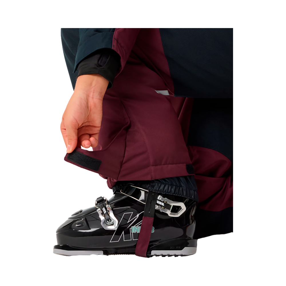 X-TRAIL Cortina Overall Jr er en praktisk og slidstærk børneflyverdragt fra X-Trail, designet til at håndtere koldt vejr. Flyverdragten er marinerød med mørkegrønne detaljer, og har justerbare stropper og refleksstriber for øget synlighed. Denne model er ideel til udendørs aktiviteter og sikrer, at børnene holdes varme og komfortable under alle vinterlege.