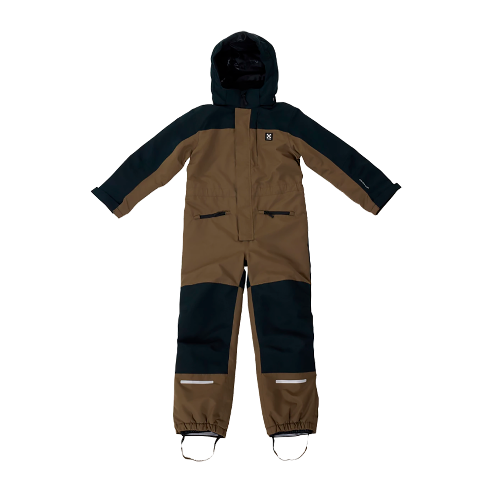 X-TRAILs Cortina Overall Jr er en ideel flyverdragt til børn, designet til både holdbarhed og komfort i det kolde vejr. Dragten præsenterer sig i en stilfuld tofarvet kombination af sort og en mørk sandfarve, med synlige refleksdetaljer for øget sikkerhed. Praktiske elementer inkluderer lynlåse ved ankler og bryst, tilpasningsmuligheder ved ærmer og et robust hætte design. Den perfekte ledsager til vinterens eventyr!