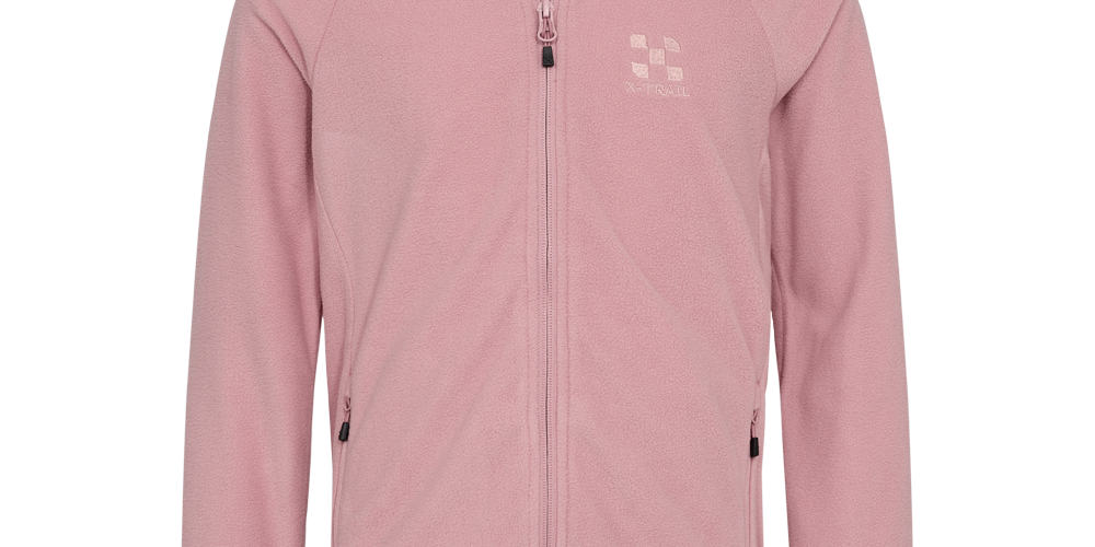 En lyserød fleecejakke med hel lynlås og høj krave, udført i blødt, tætvævet microfleece. Jakken har lange ærmer, sidelommer med lynlås og diskret broderet logo på brystet. Den enkle, rene silhuet og elastisk kant gør den velegnet som lag-på-lag til kølige dage eller udendørs aktiviteter. Farven giver et feminint, men stilrent udtryk, der kombinerer komfort og funktionalitet.