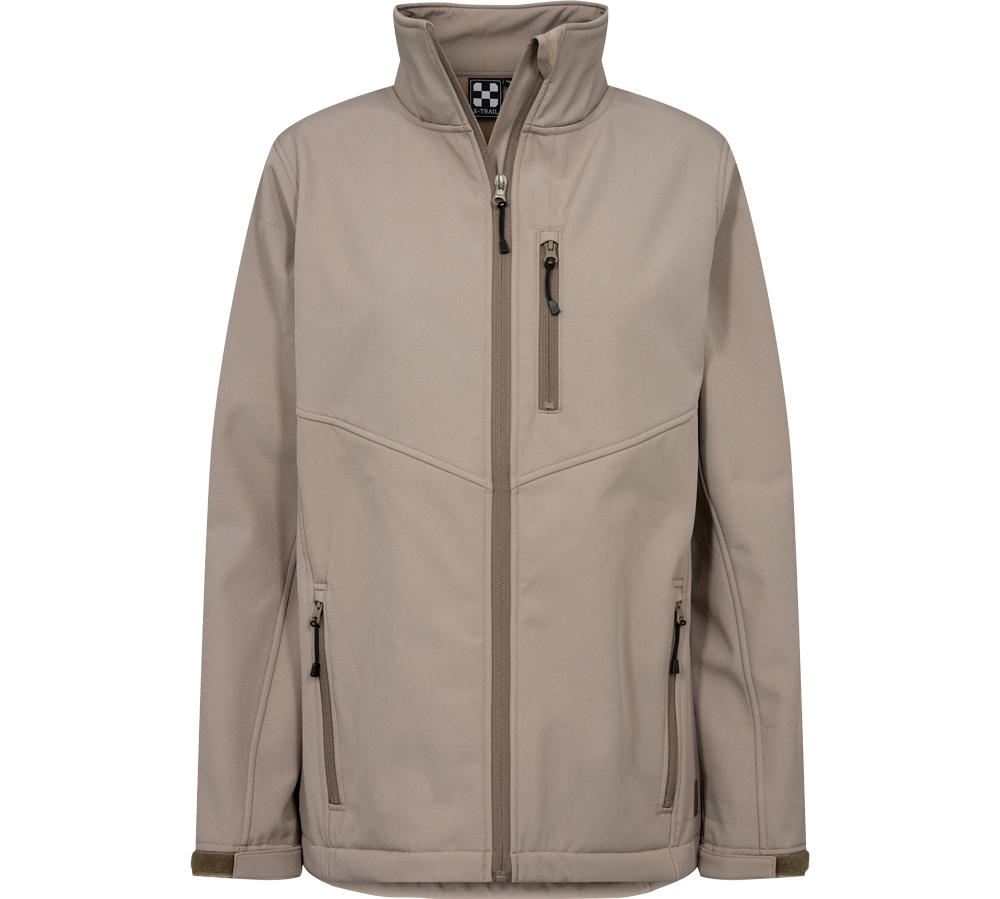 En neutral beige softshelljakke med minimalistisk, funktionelt design. Jakken har høj krave, gennemgående tovejslynlås, en lodret brystlomme og to lynlåslommer ved hoften til sikker opbevaring. Materialet fremstår blødt og vindtæt med let struktur, og ærmerne har velcrolukning ved håndleddene for justerbar pasform. Velegnet til hverdag og udendørs aktiviteter i køligt vejr.