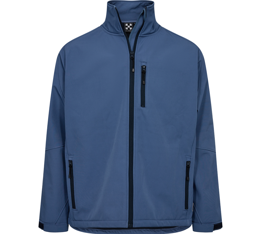 Den blå softshell-jakke har et enkelt og funktionelt design med høj krave og fuld lynlås i midten. Jakken har en vandafvisende finish, en lille brystlomme med lynlås og to sidelommer med lynlås til opbevaring. Ærmerne har justerbare velcrobånd ved manchetterne, og sømmen nederst er let udformet for bevægelsesfrihed. En alsidig jakke til hverdag og friluftsliv.