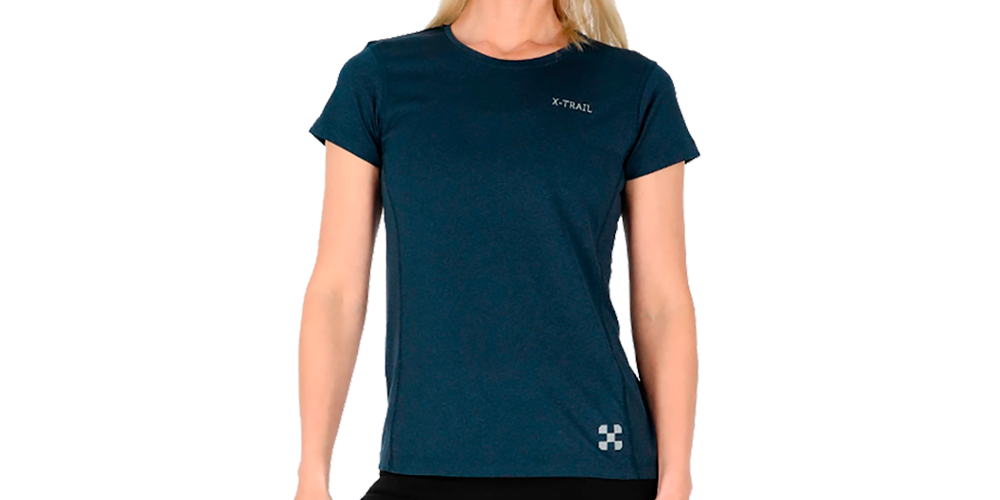 En kvinde står i en afslappet, oprejst positur iført en mørkeblå, kortærmet trænings-T-shirt med et lille logo ved brystet og et diskret emblem ved hoften. Hun har langt, lyst hår og sorte, tætsiddende træningsleggings. Billedet fremhæver en simpel, sporty stil med rene linjer og neutral baggrund. Fotograferingens lyssætning er blød og naturlig.